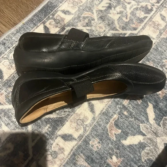 Naturalizer Black Leather Loafers with Elastic Band - Picture 12 of 16